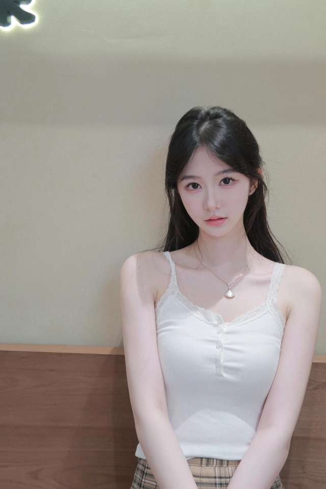 兼职伴游美女qq的简单介绍